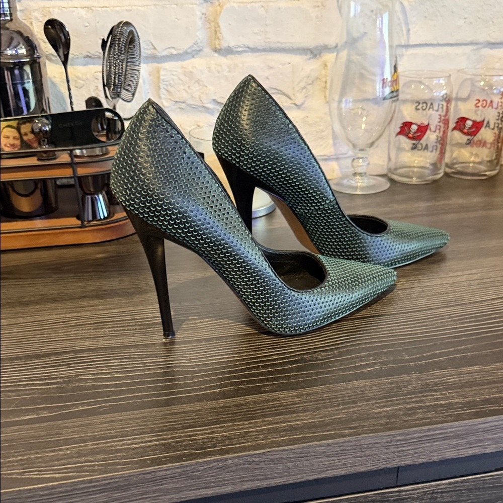 L.A.M.B. Bee pumps- Women's Black and Green - Picture 5 of 7